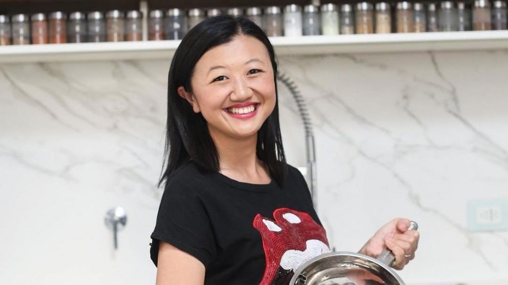 El enojo de la cocinera por la actitud de sus vecinos.