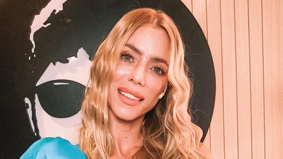 La modelo habría empezado un romance con un joven piloto de autos.