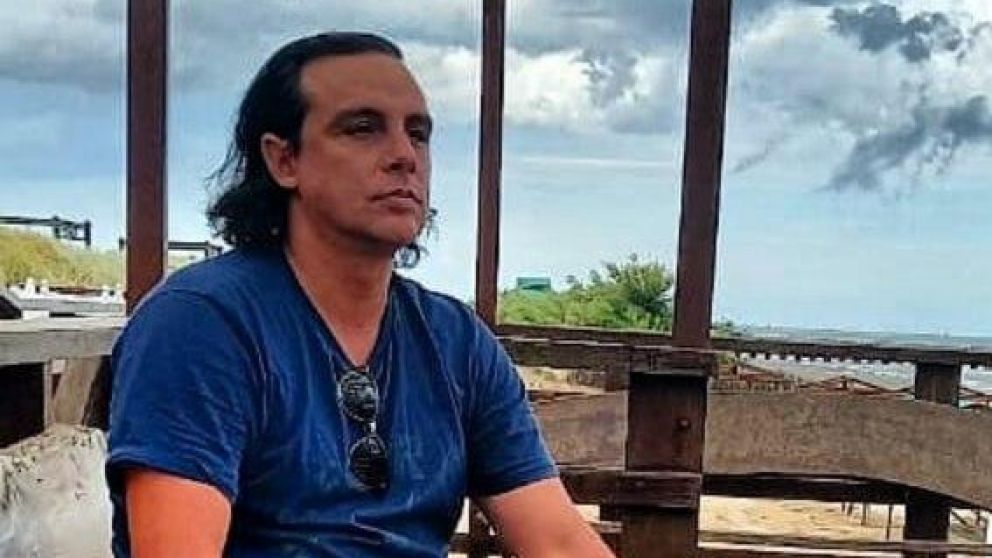 El cantante debió borrar la publicación en la que mostraba su certificado.
