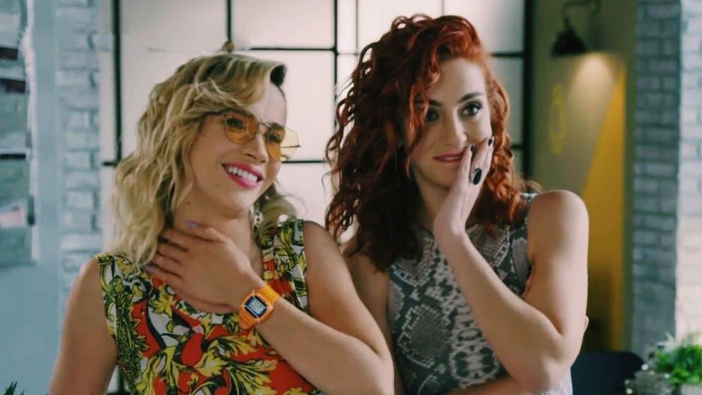 Las actrices protagonizaron un romance en la ficción.