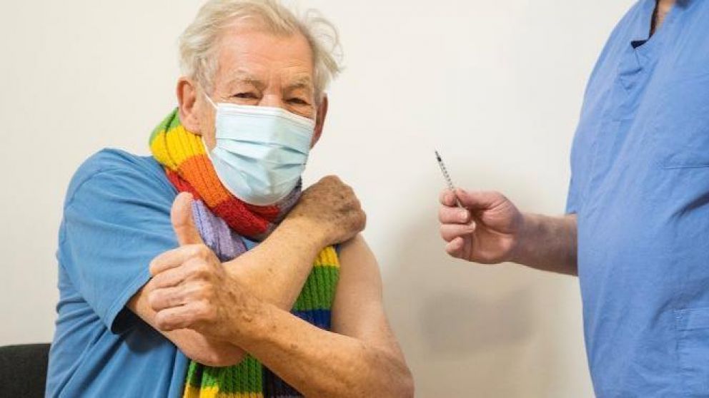 El actor fue uno de los primeros ciudadanos en ser inmunizado.