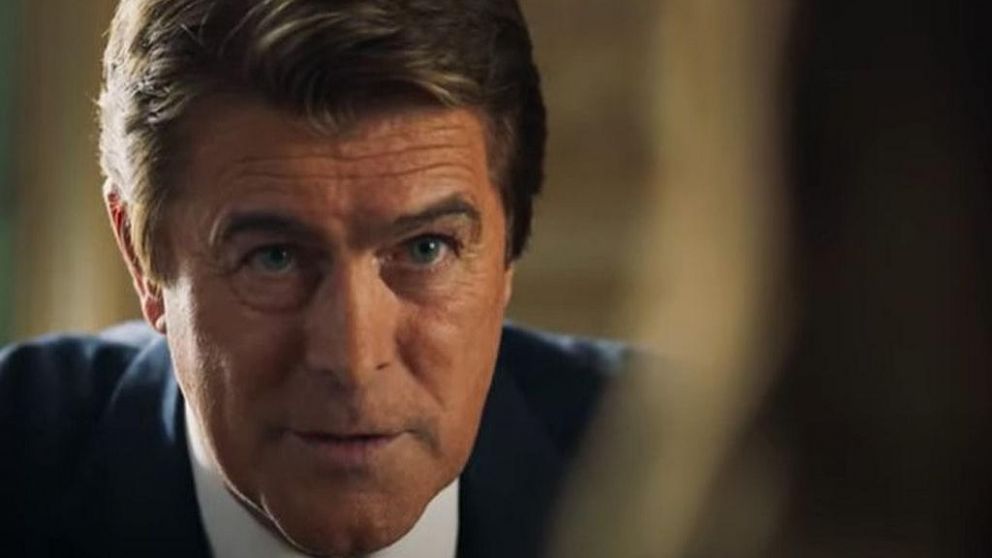 Gabriel Corrado se luce en la inglesa "Riviera" como un político argentino.