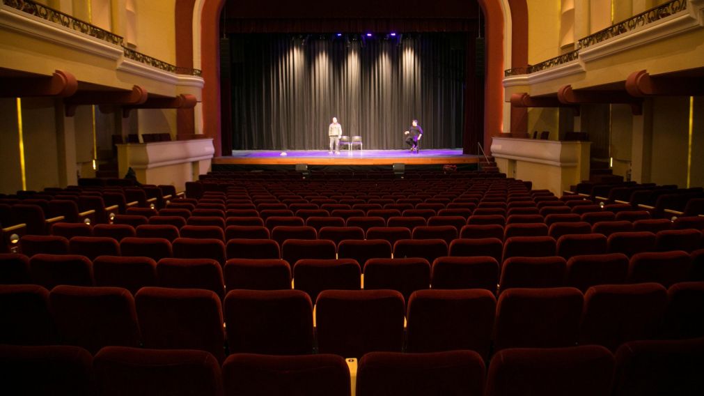 Regresan los teatros porte�os.