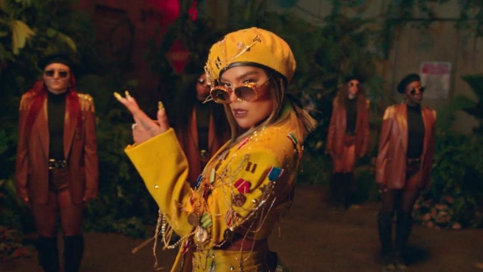 Karol G presentó su nuevo single y video "Bichota": un llamado al empoderamiento.