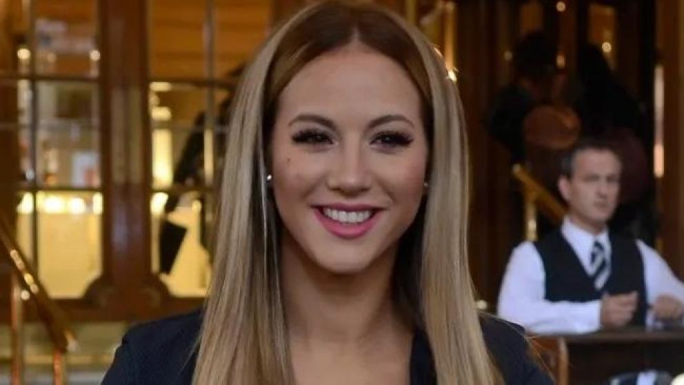 FLOR SE DEDICÓ AL TEATRO, LE VA BIEN Y ES RECONOCIDA POR SU VERSATILIDAD.