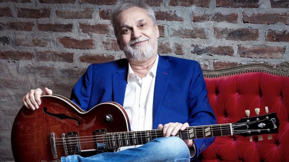 David Lebón lleva su show "Cuánto tiempo más llevará" al formato autocine. (Télam)