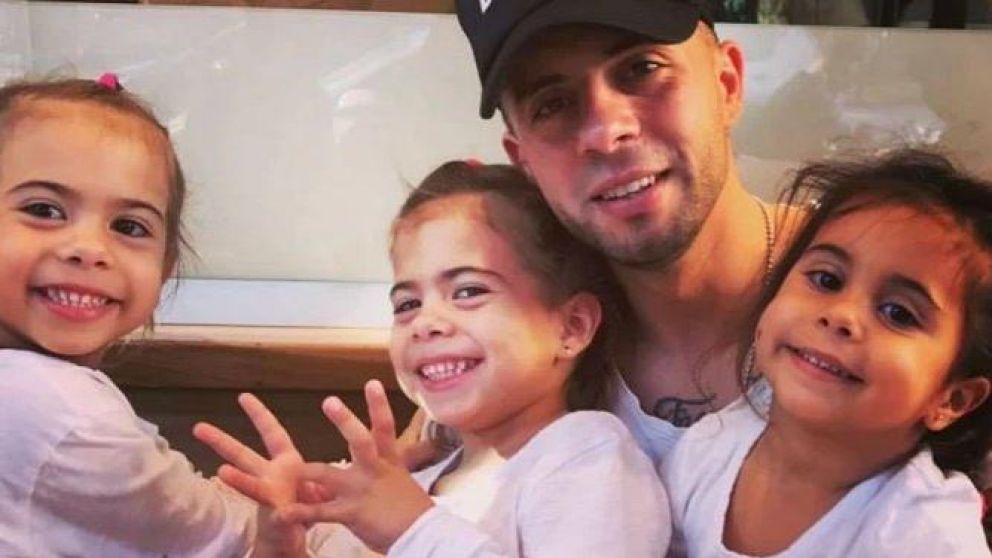 El futbolista comentó que no le alcanza el dinero para la saldar la deuda de la manutención de sus nenas.