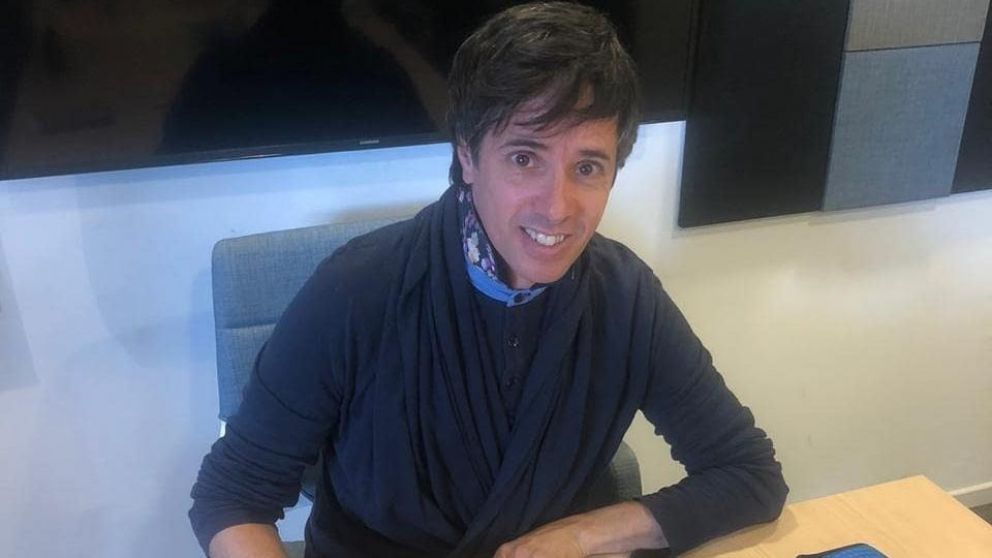 El periodista sufrió una terrible agresión en medio de un móvil.