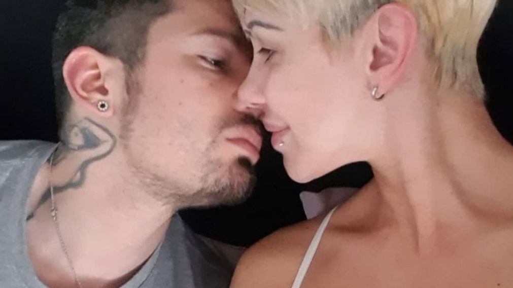La acaramelada foto de Mónica Farro y su novio.