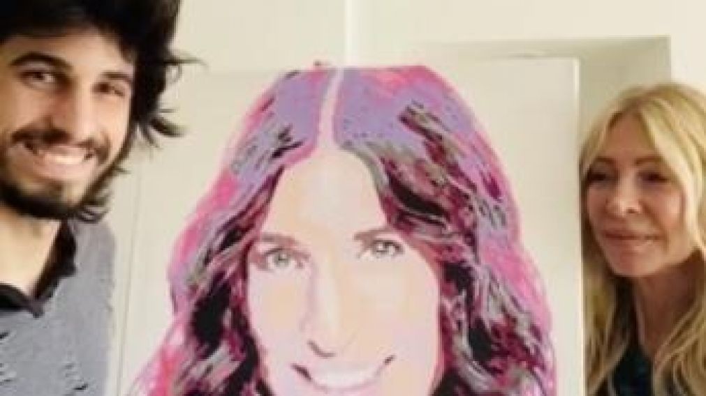 La productora fue sorprendida por su nieto con un retrato de su hija.