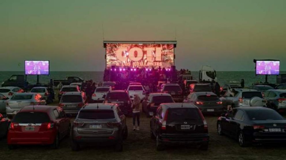 Los aplausos y pedidos de bis se replicaron con fuertes y extensos bocinazos.