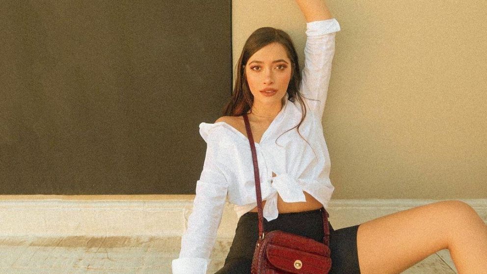 La joven se encuentra aislada en su casa.