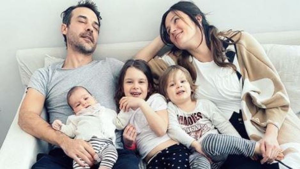 Paula Chaves y Pedro Alfonso, junto a sus tres hijos.