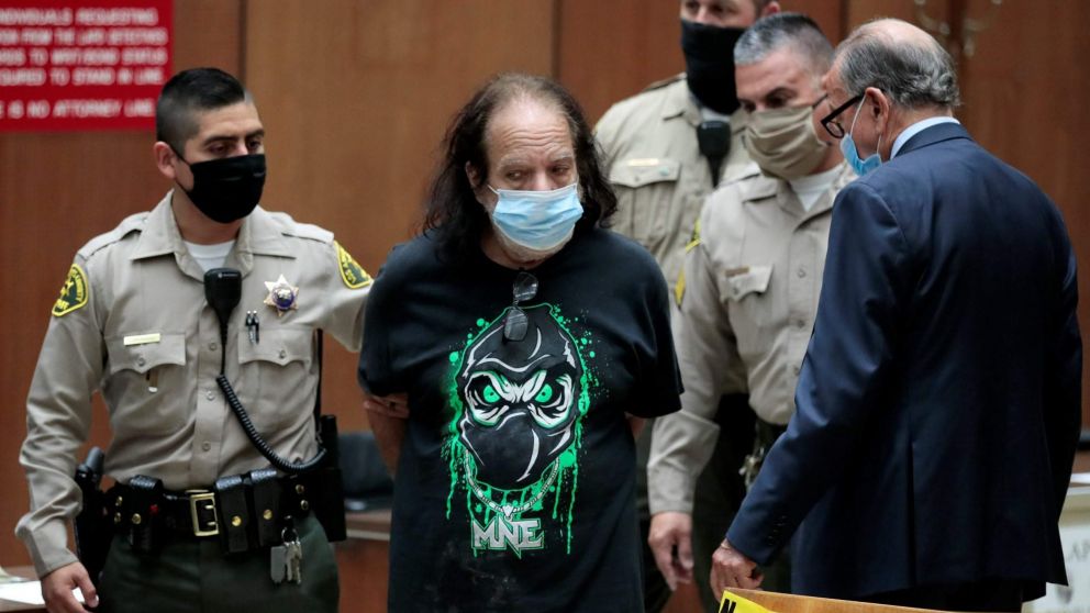 Ron Jeremy fue arrestado en junio y permanece encerrado desde entonces.