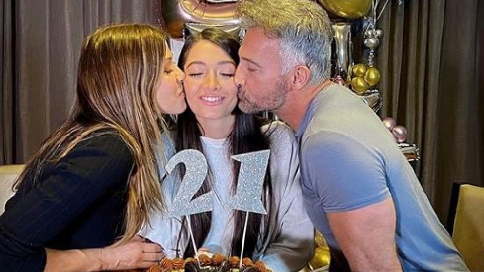 La animadora está aislada junto a su familia.