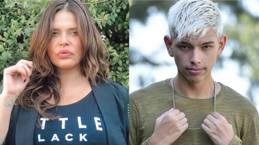 La madre, preocupada por el joven.