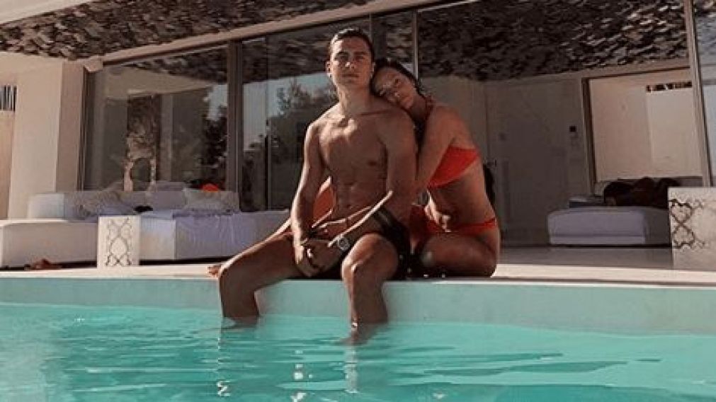 Oriana Sabatini y Paulo Dybala, muy enamorados en Ibiza.