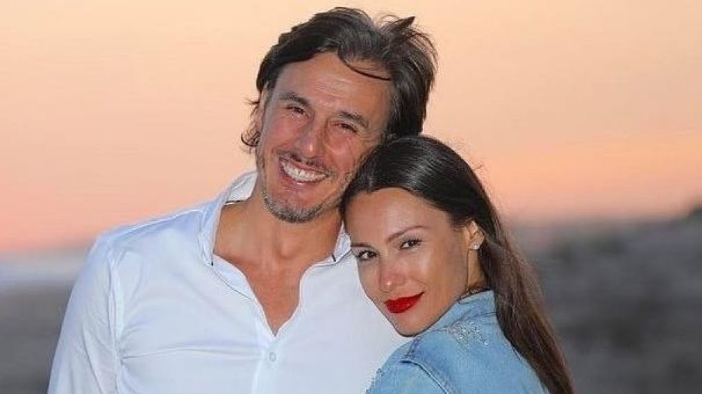 La feliz pareja donará cientos de juguetes.