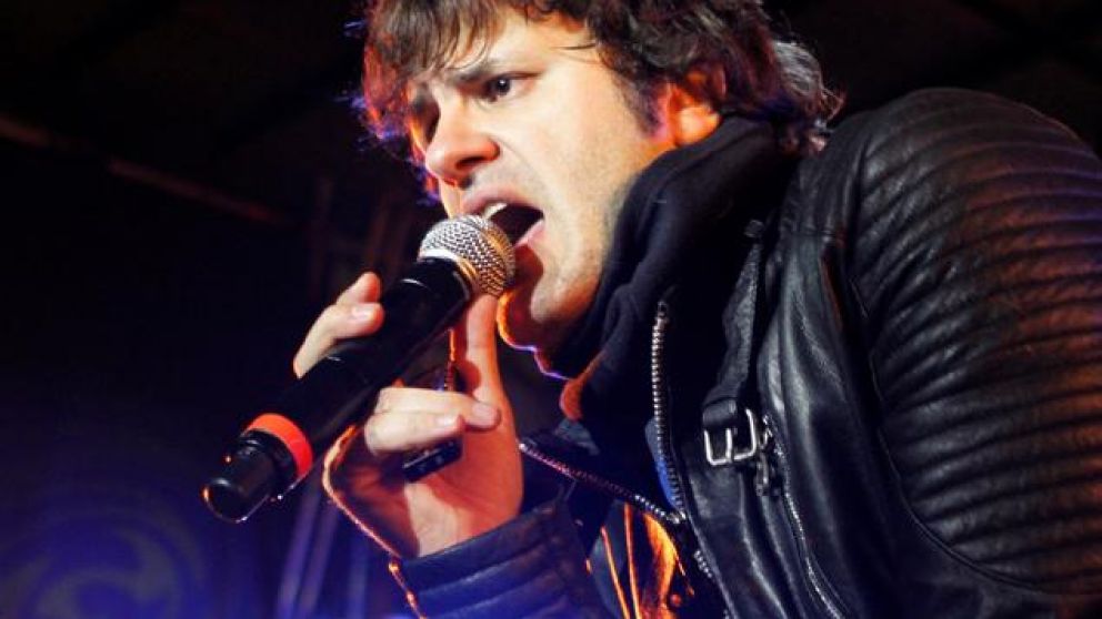 LITERAL: CIRO CANTÓ "TAN SOLO", DE LOS PIOJOS, EN UN ESTADIO VACÍO.