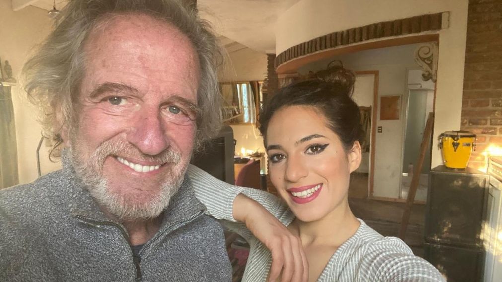 El actor pasa la cuarentena junto a Agostina, con quien ensaya comedia y encarga de la casa.