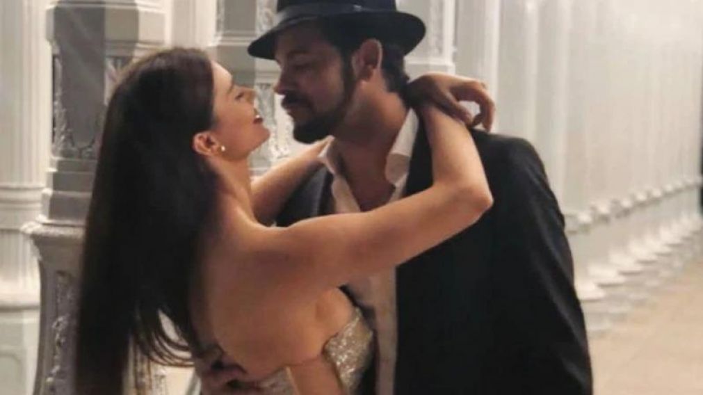 La feliz pareja se mostr� muy enamorada.