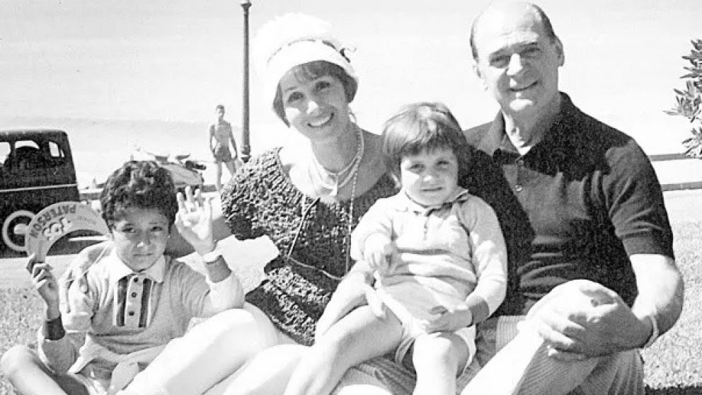 Trabajo y vacaciones, en Mar del Plata. Don Luis, con Sandra y Malvina y su otra hija, también de nombre Malvina.