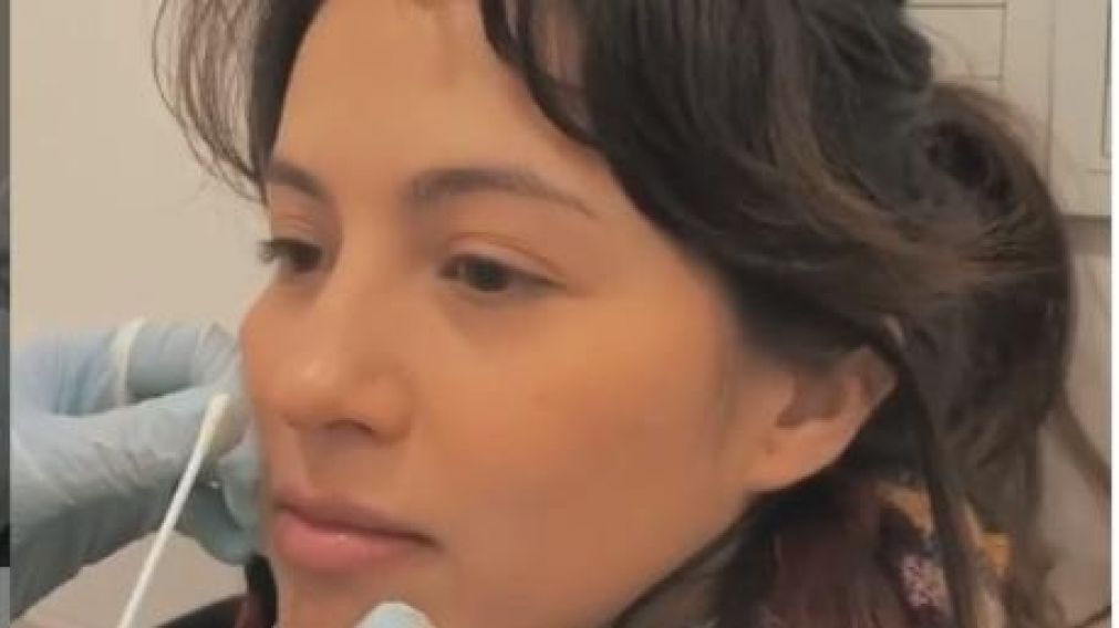 La actriz se filmó mientras le realizaban el hisopado.