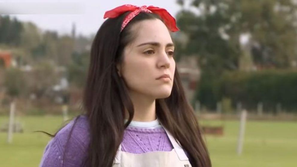 La joven vive a pleno su presente amoroso.