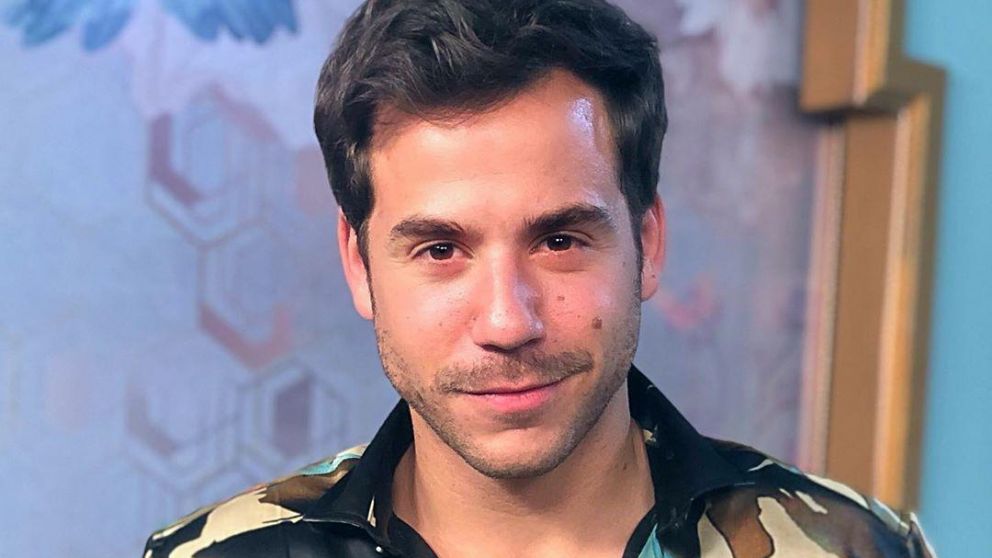 El artista está en una relación con un actor de comedia musical.