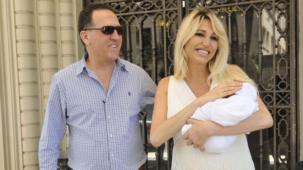 Le pide 28 millones de pesos a su ex.