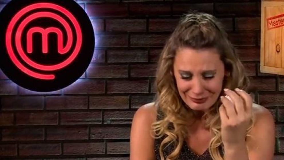 La modelo la pasa mal en el reality de cocina.