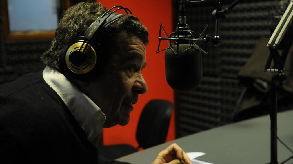 Era locutor, periodista, psicoanalista y poeta.