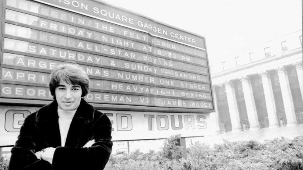 A punto de cumplir un sueño, el cantante posa frente al estadio.