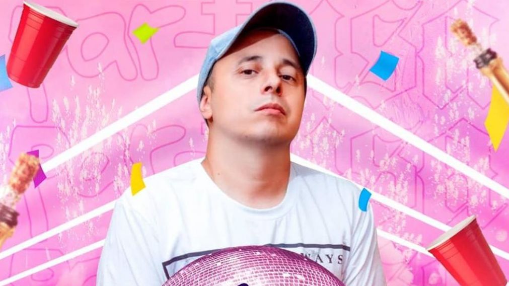 El cantante de cumbia la rompe con su cover.