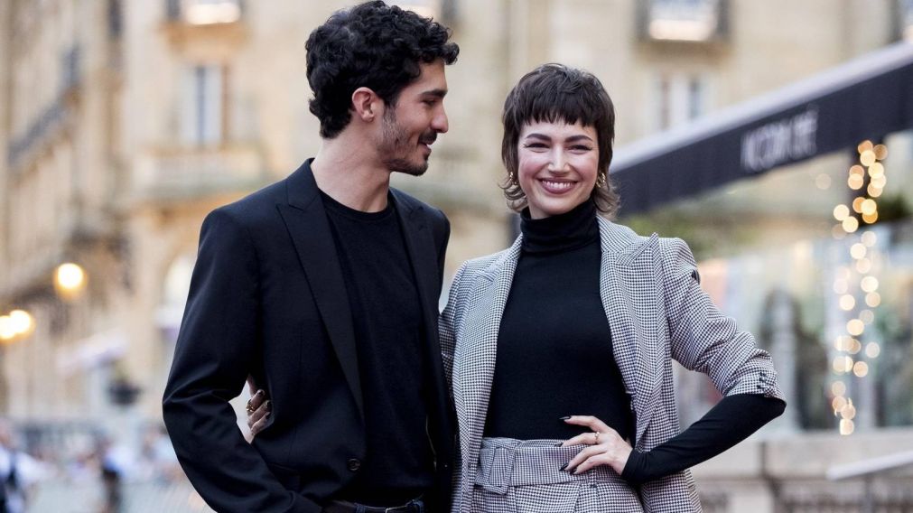 Una pareja que se "mima" en cuarentena.