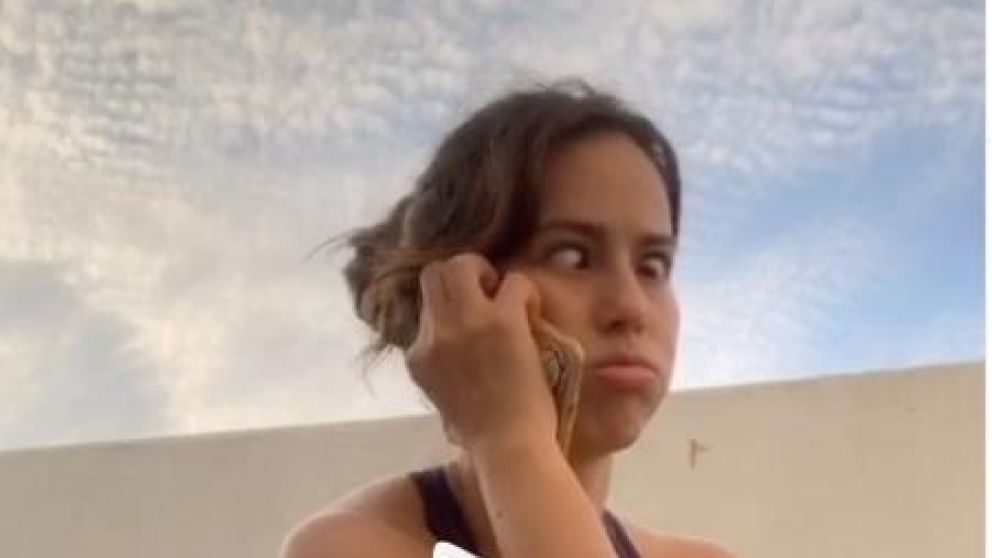 Le pone humor a la cuarentena.