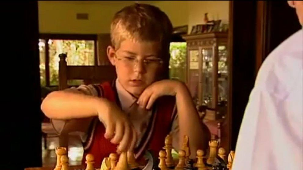 En un capítulo de "Los Simuladores", se lo veía a Mario Santos en su infancia.