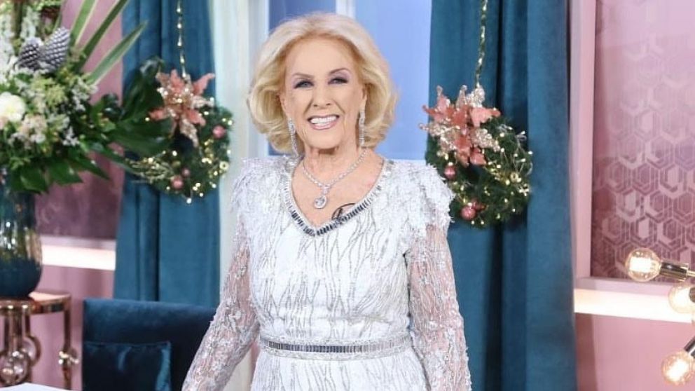 Acompaña a su hija, Marcela Tinayre, en el dolor.