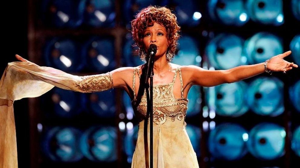 Vuelve en forma de holograma. 