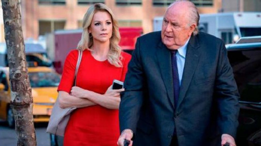Theron y Lithgow se destacan actoralmente y por su maquillaje.