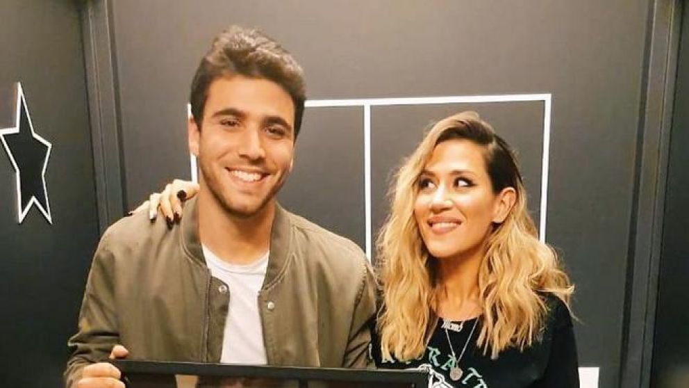 El joven bancó a la cantante.