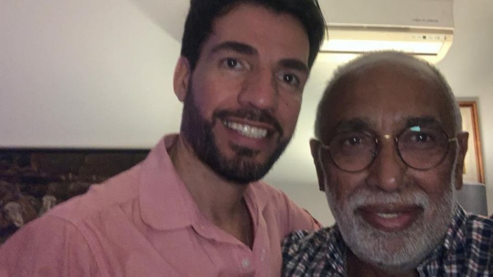 El locutor está de novio desde hace un mes.