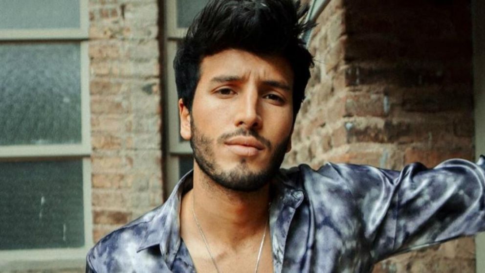 Sebastián Yatra confesó que todavía descansa con sus padres cuando los visita: "nos quedamos hablando y duermo ahí"