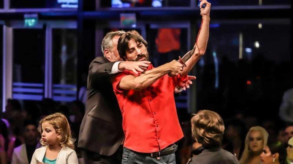 Momento tenso durante el discurso del director teatral.
