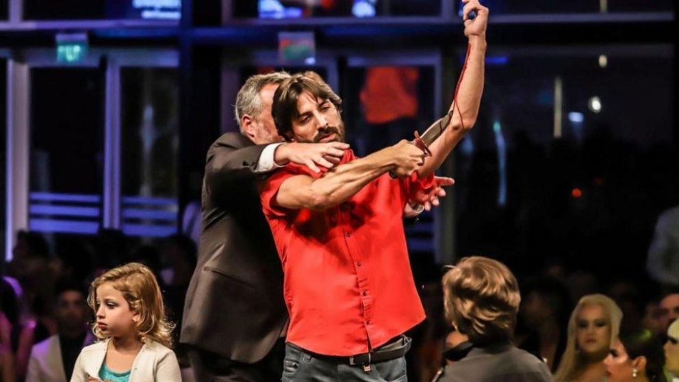 Momento tenso durante el discurso del director teatral.