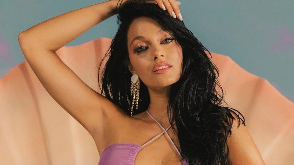 La cantante estaría llamando a la cigüeña.