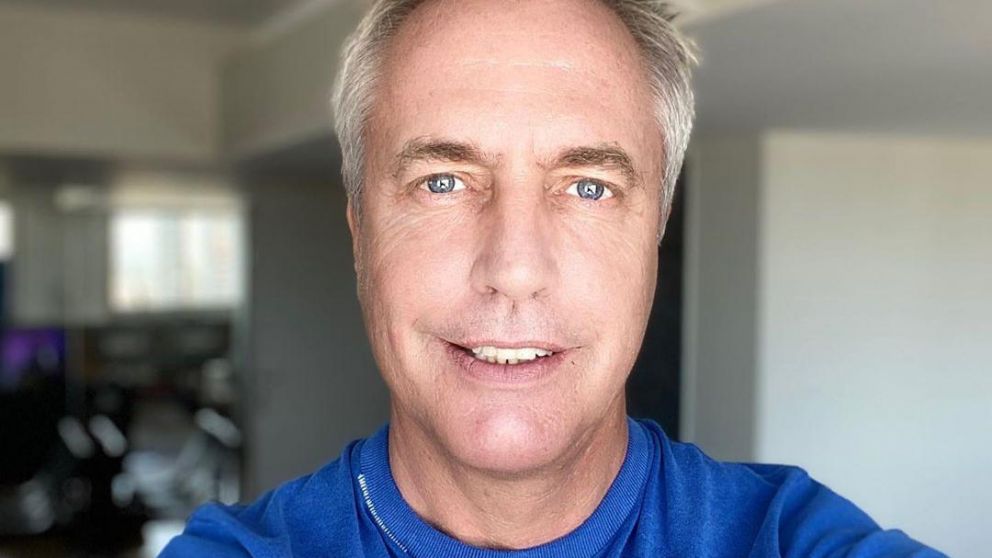 El conductor recordó su juventud con una llamativa postal.