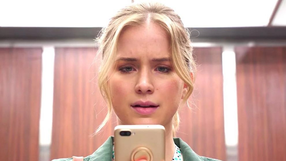 Elizabeth Lail ("You") en un filme flojo.