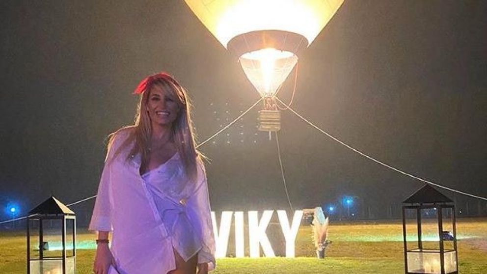 Vicky Xipolitakis celebró sus 34 años con un excéntrico cumpleaños.