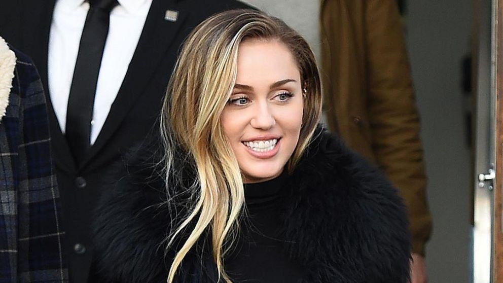 El imperdible cover que realizó Miley Cyrus junto a su padre y su novio.